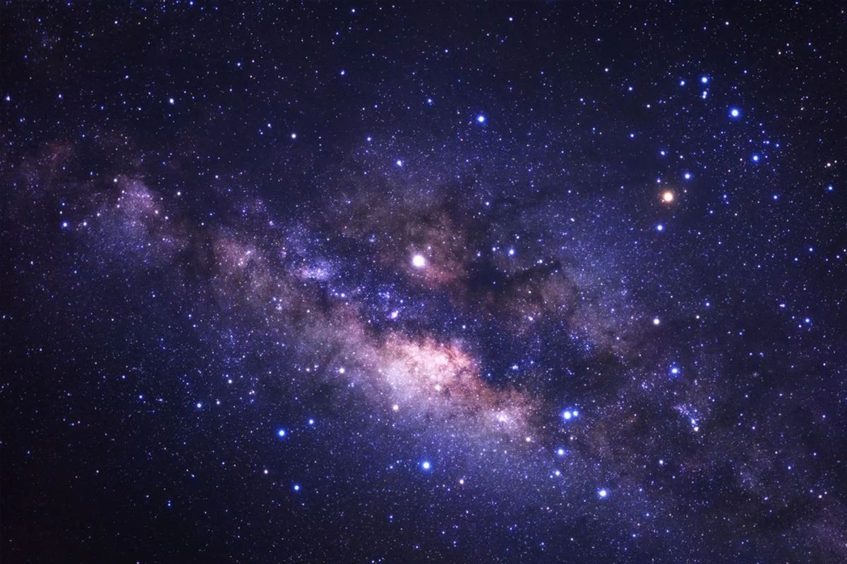 Die Größe unserer Galaxie erstreckt sich über Zehntausende von Lichtjahren, aber ihre Höhe ist eher klein