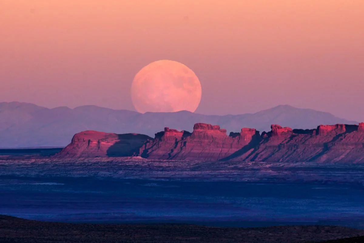 Wolf-Supermond, feurige Meteore und eine Planetenparade machen den Beginn von 2026 zu einem astronomischen Festmahl