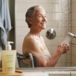 Hygiene nach 65: nicht einmal am Tag, nicht einmal pro Woche, hier ist die Duschhäufigkeit, die Sie gesund hält